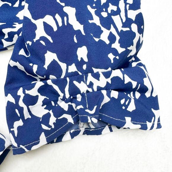 IZOD Blue & White Floral Print Satin Short Sleeve Top Blouse size Small - Picture 5 of 8